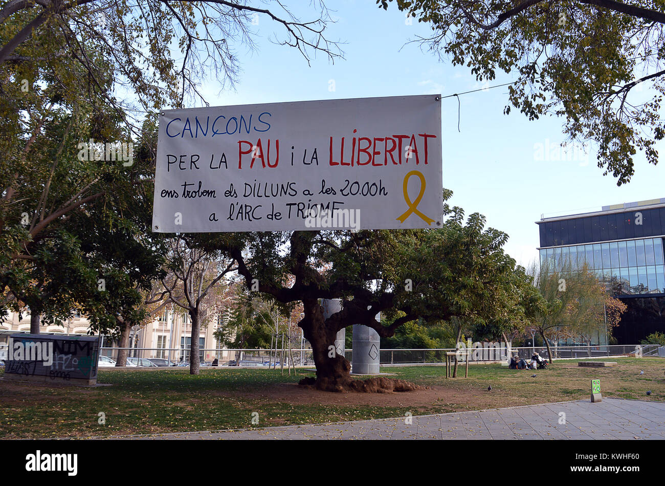BARCELONA - 10 de diciembre de 2017: "Por la paz y libertad .." y la cinta amarilla para la libertad de los presos políticos, una llamada para protestar por la paz y la Foto de stock