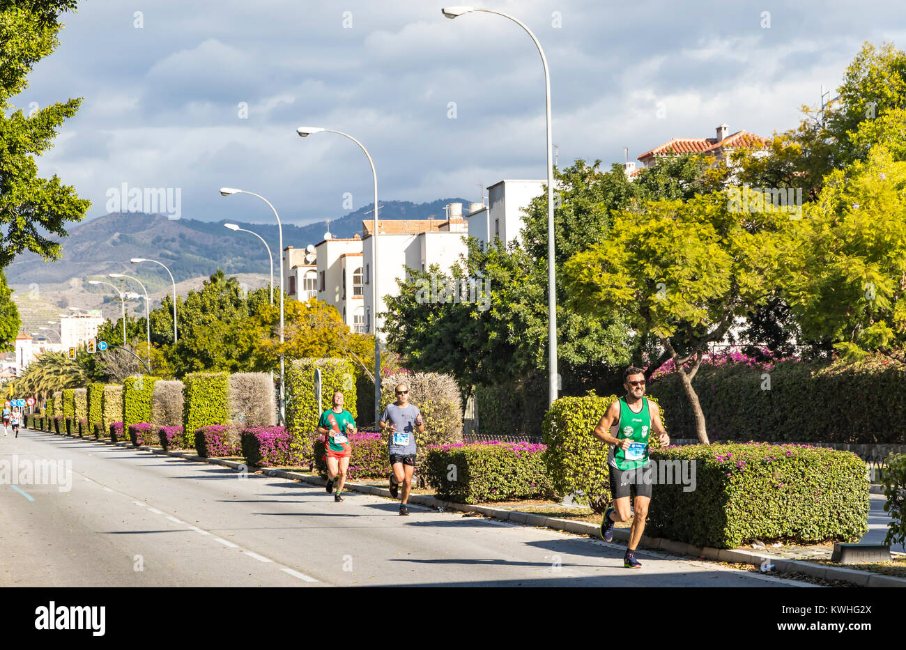 Los atletas ejecutar durante el Zurich Maraton de Málaga en las calles de la ciudad de Málaga, Andalucía, España Foto de stock