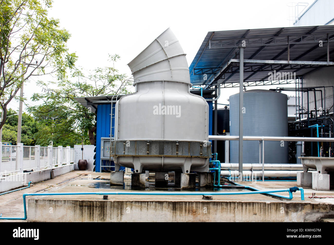 La torre de refrigeración del sistema de aire acondicionado grande  Fotografía de stock - Alamy