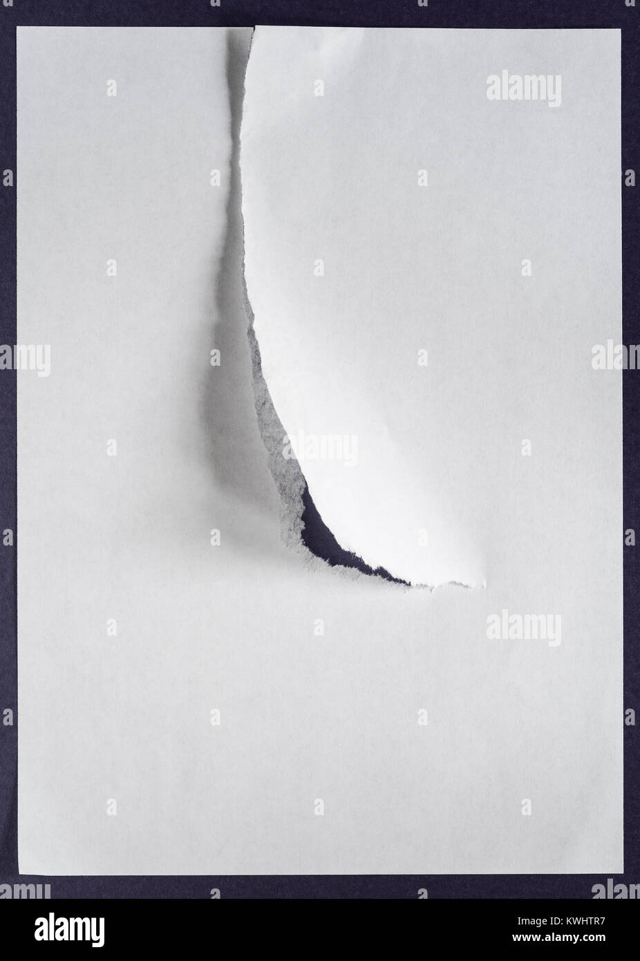 Hoja de papel blanco rasgado fotografías e imágenes de alta resolución