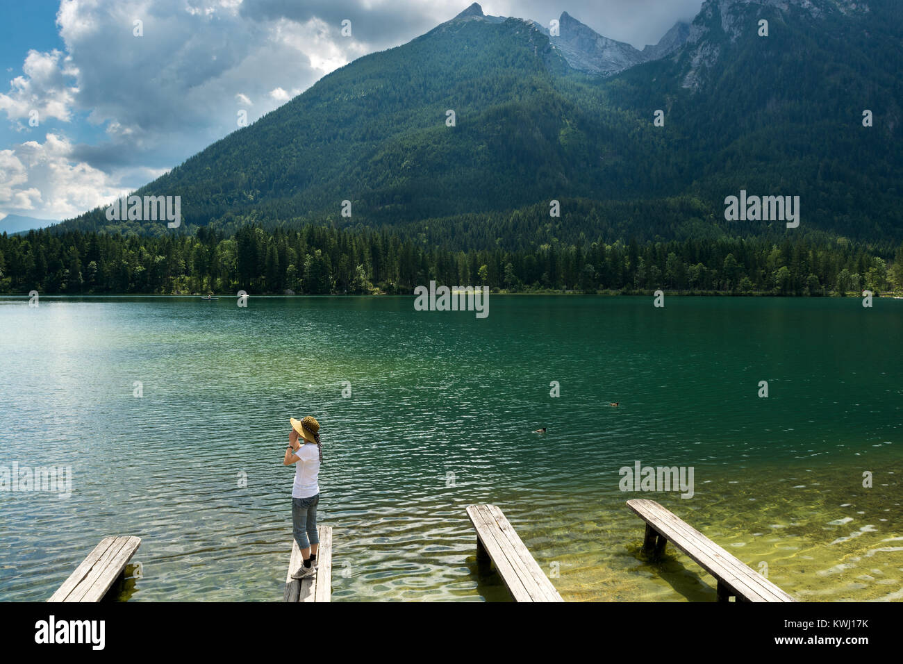 Lago Hintersee pasillo, figura femenina Foto de stock