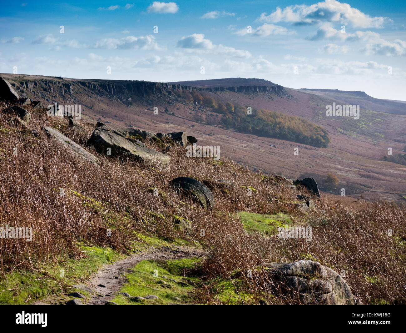 Piedras de molino en Stanage canto en el Peak District, REINO UNIDO Foto de stock