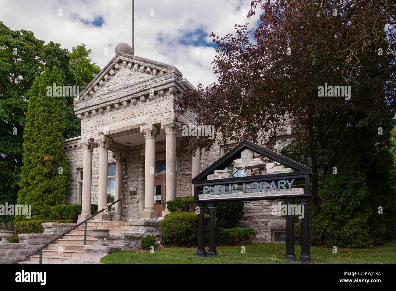 La biblioteca pública con la arquitectura neoclásica es un patrimonio inmueble en Santa María de Los Ángeles, Ontario, Canadá. Foto de stock