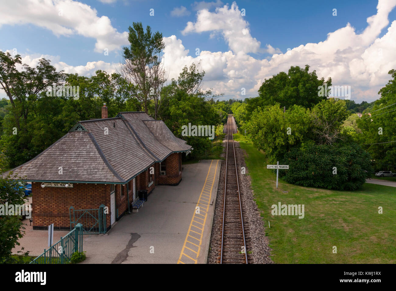 La línea CN Rail y el Grand Trunk Railway Depot es un Patrimonio Cultural en Santa María de Los Ángeles, Ontario, Canadá. Foto de stock