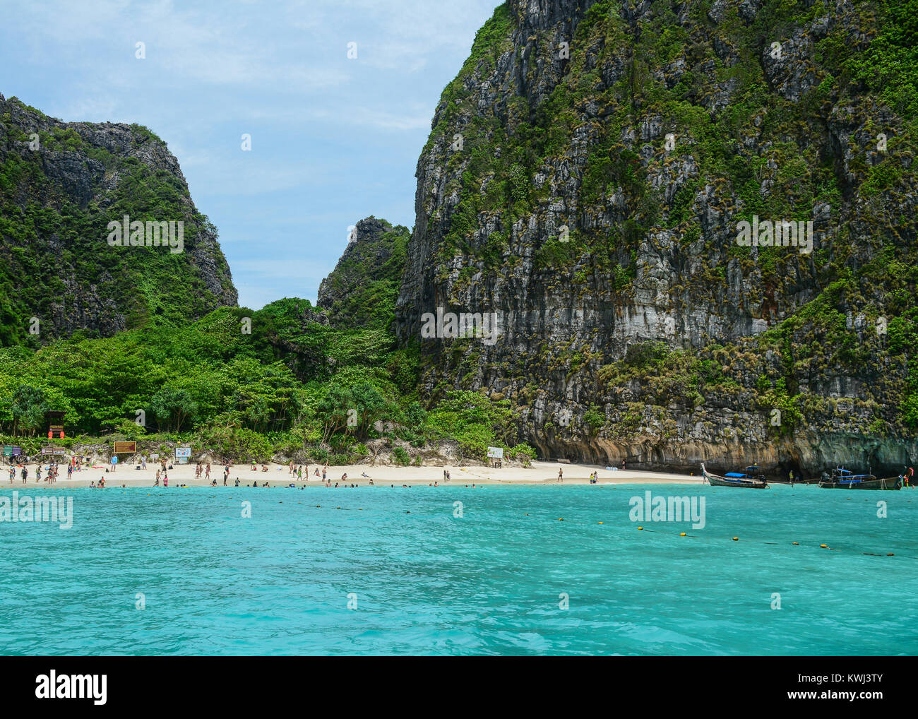 Phuket, Tailandia - 19 Jun, 2016. La gente disfruta en Koh Phi Phi de Phuket, Tailandia. Phuket, consta de la isla de Phuket, y otro de 32 pequeñas isla Foto de stock