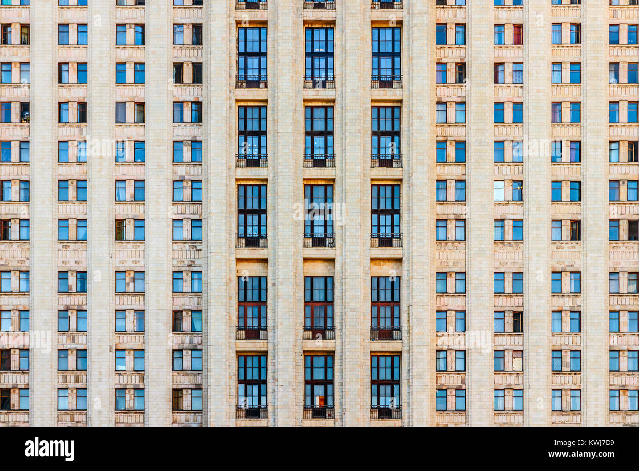 Fachada de la Universidad Estatal Lomonosov de Moscú edificio principal con innumerables ventanas. Rusia. Foto de stock