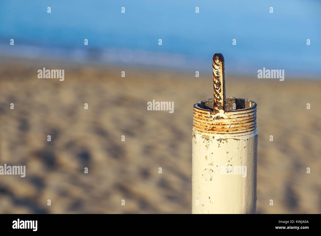 Rosca de tubo tanto de forma aislada en la playa a fondo Foto de stock