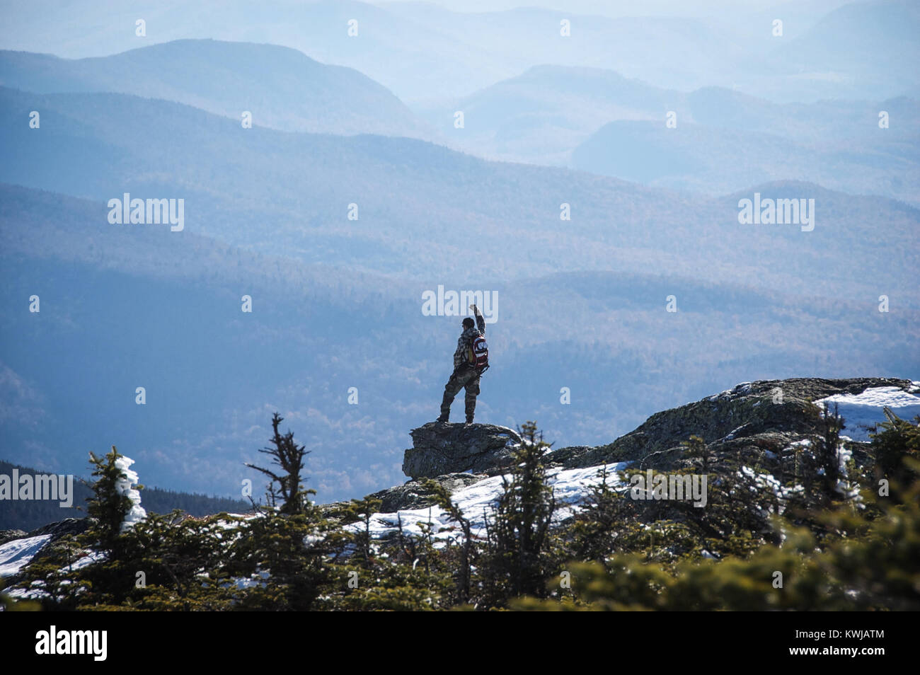 Caminante solitario toma en la vista hacia el sur desde Mt. Mansfield, el punto más alto en Vermont, Estados Unidos, Nueva Inglaterra, Stowe, VT, montañas verdes. Foto de stock