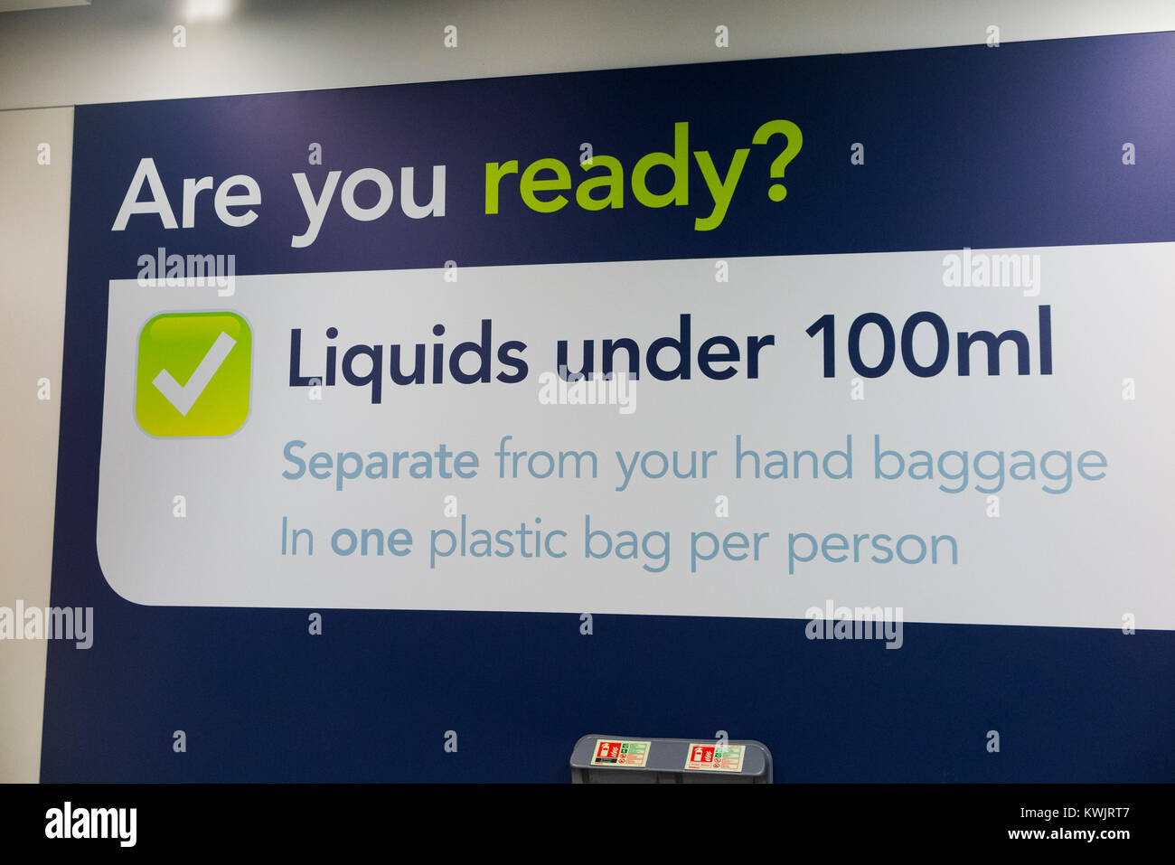 Señal de advertencia respecto de las normas relativas al transporte de no  más de 100 ml de líquido en el equipaje de mano del pasajero en la  comprobación de seguridad, el aeropuerto
