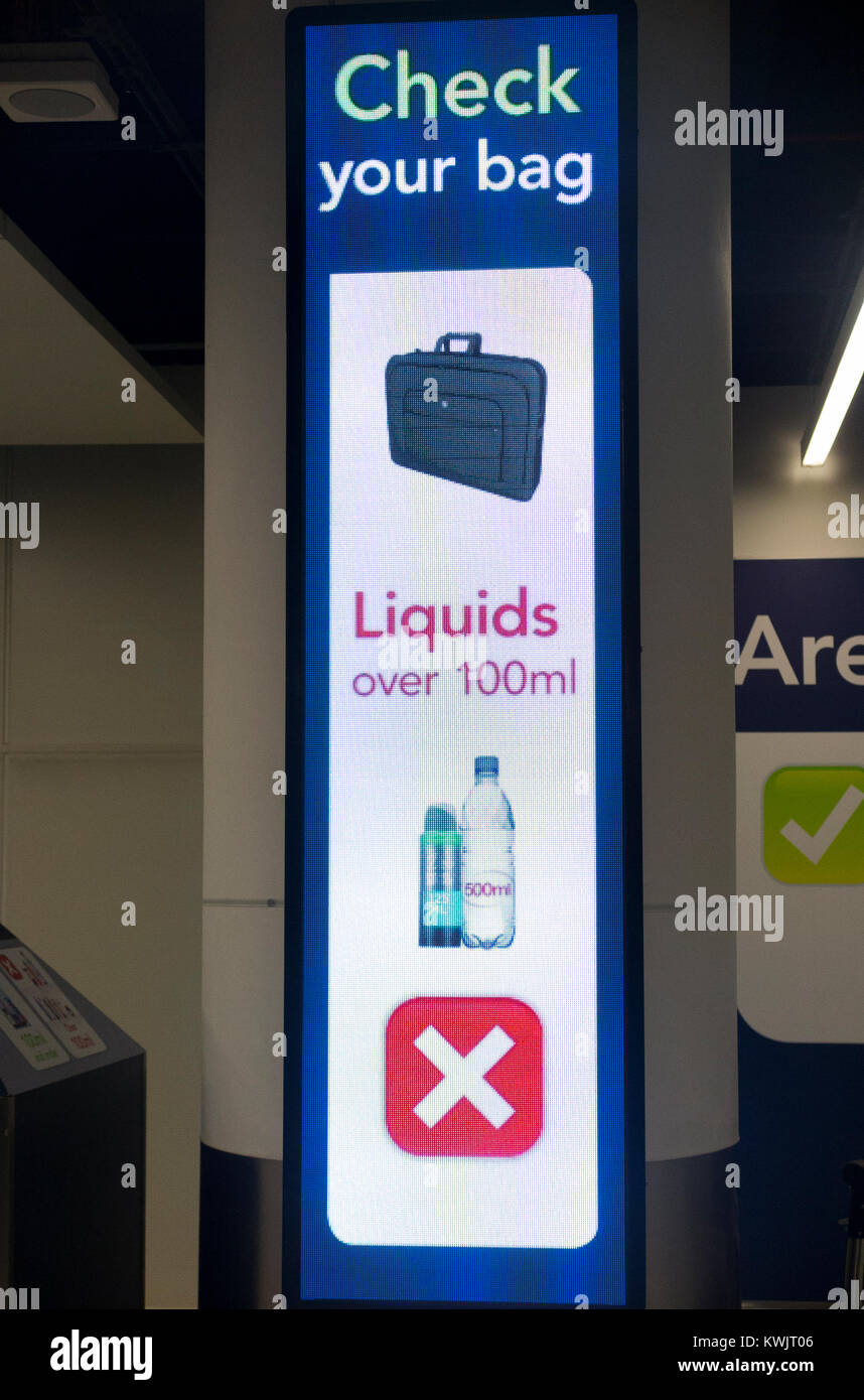 Señal de advertencia respecto de las normas relativas al transporte de no  más de 100 ml de líquido en el equipaje de mano del pasajero en la  comprobación de seguridad, el aeropuerto
