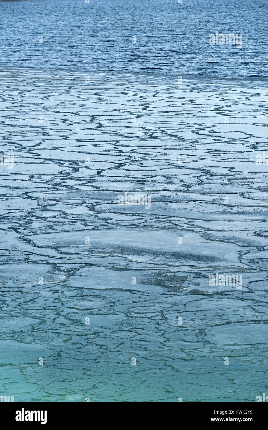 El mar de hielo formando en cascos Cove, Maine. Cuando el agua se congela a  la orilla durante la marea baja, las múltiples capas de agua y hielo en  marea alta refractar