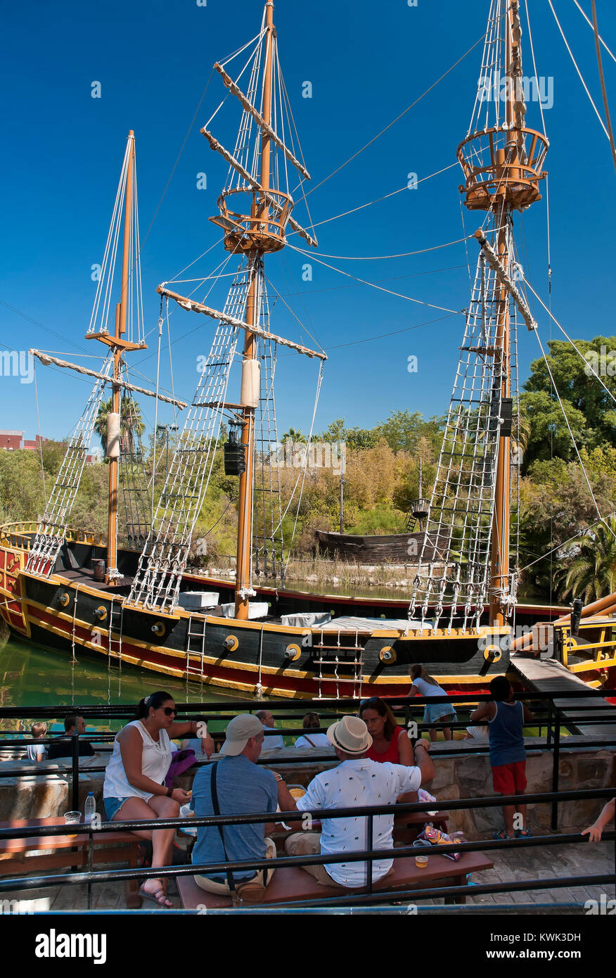 Isla Mágica (parque temático Isla Mágica), la Guarida De los Piratas - La Fragata, Sevilla, en la región de Andalucía, España, Europa Foto de stock