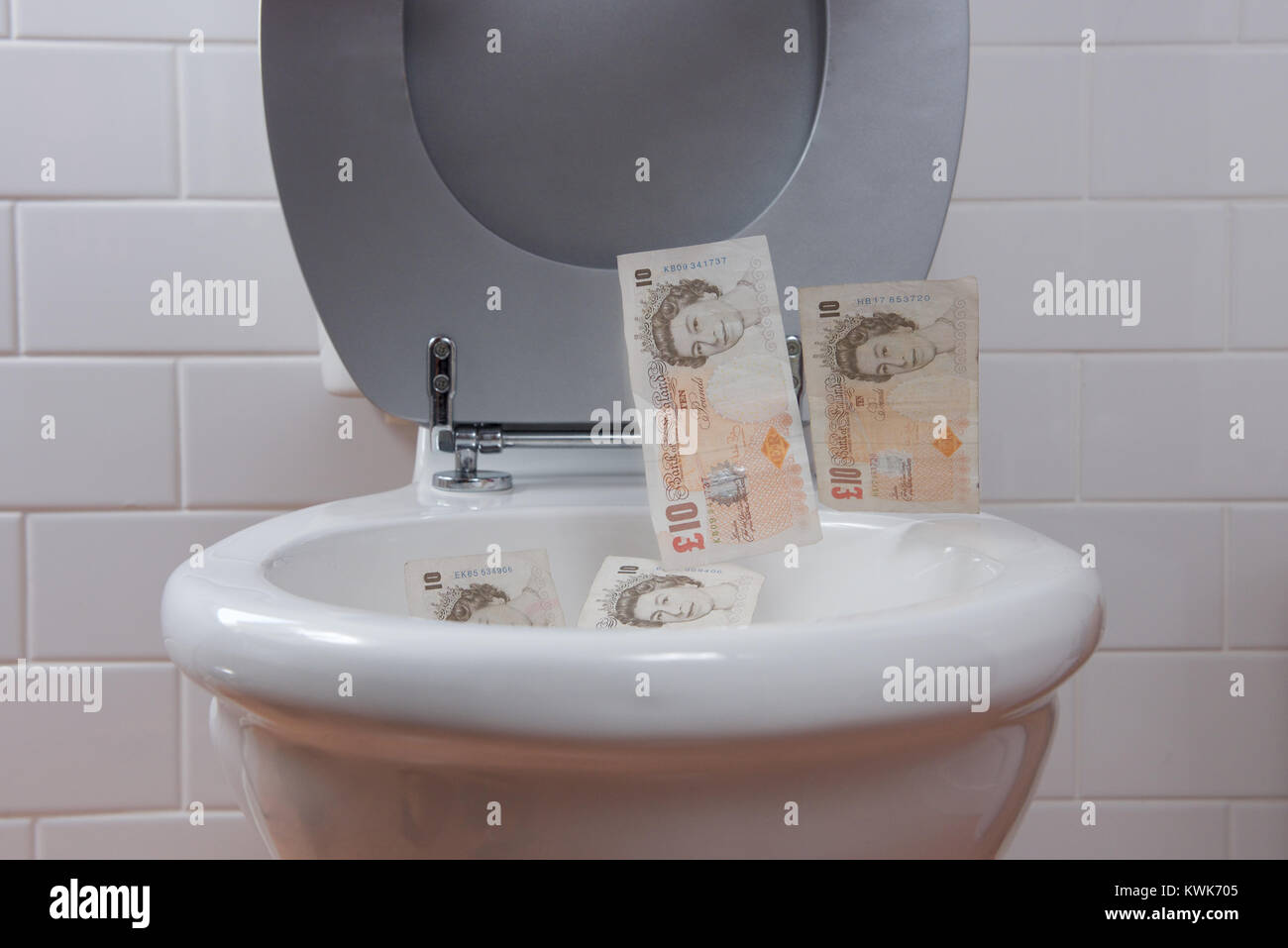 Japonés wc, lavabo. Asiento hacia arriba. Ángulo alto-vista mirando hacia  abajo en el wc eléctrico y el panel de control lateral Fotografía de stock  - Alamy