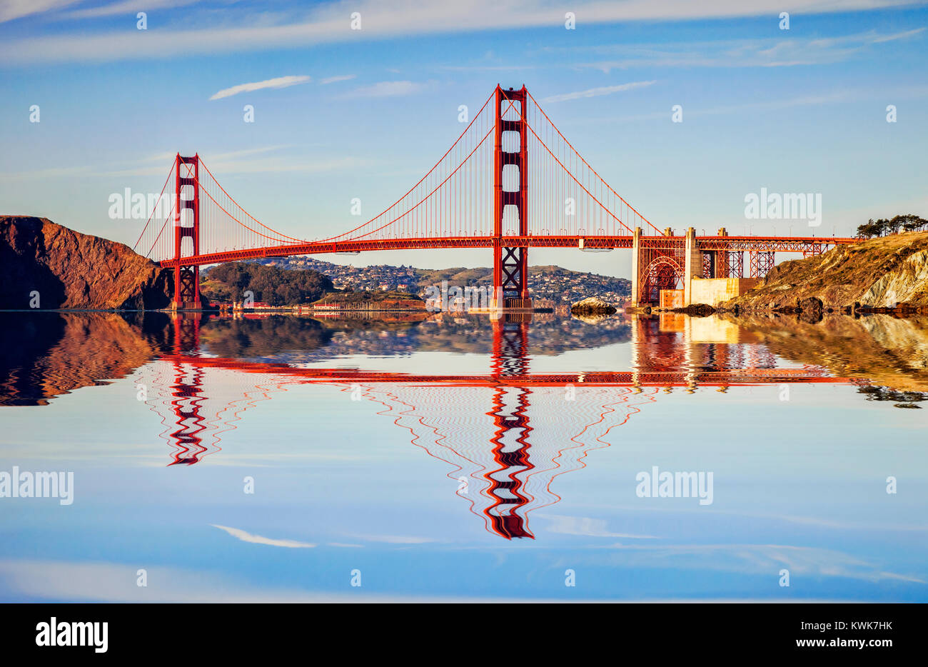 El Puente Golden Gate, San Francisco, a finales de la tarde de sol. Foto de stock
