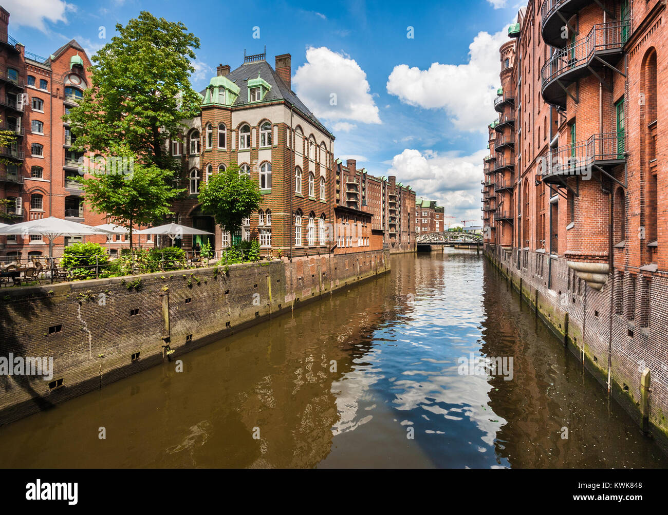 Famoso distrito de almacenes Speicherstadt con cielo azul y nubes en Hamburgo, Alemania. Foto de stock