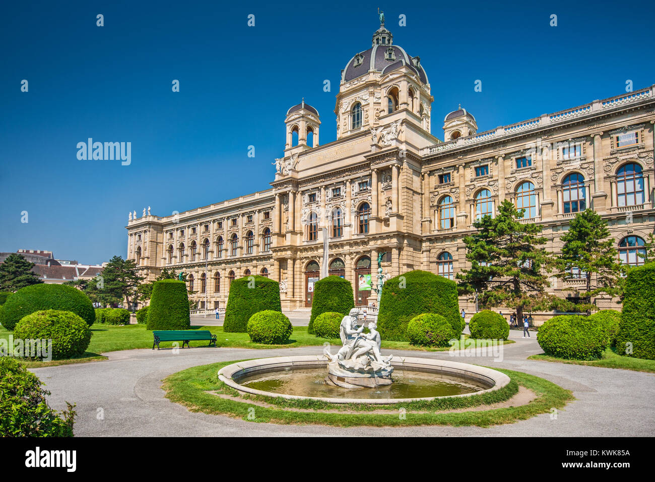Hermosa vista del famoso Naturhistorisches Museum (Museo de Historia Natural) con el parque y la escultura en Viena, Austria. Foto de stock