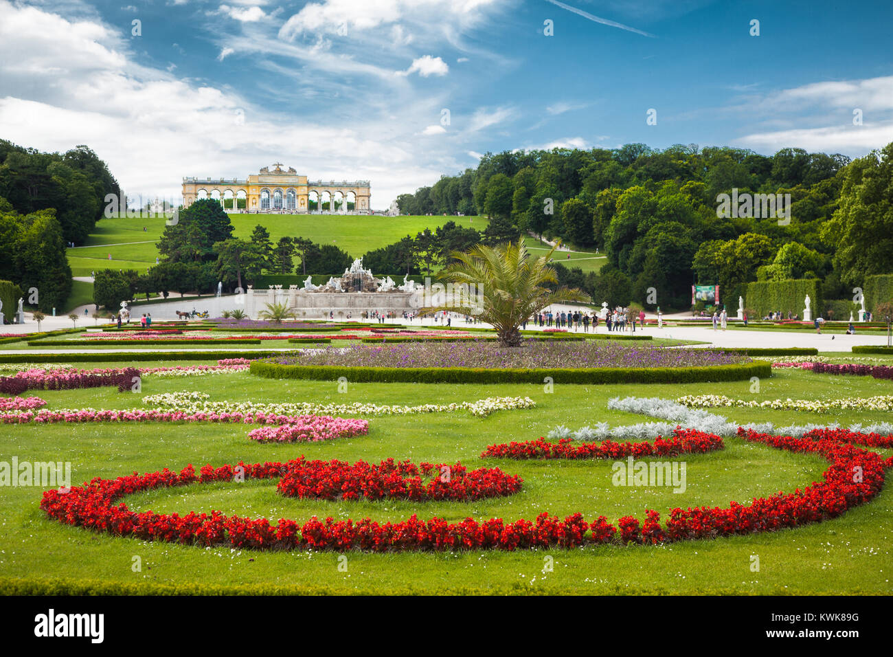 Vista clásica del Scénic Gran Jardín del Parterre con Gloriette sobre una colina en el Palacio de Schonbrunn en un hermoso día soleado de verano, Viena, Austria Foto de stock