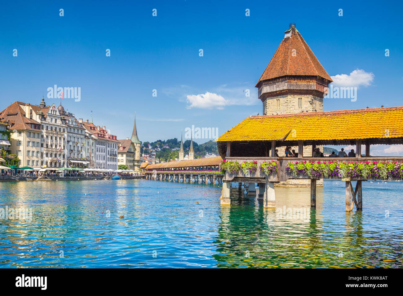 Centro histórico de la ciudad de Lucerna, con el famoso Puente de la capilla, símbolo de la ciudad y uno de los principales atractivos turísticos de Suiza en verano Foto de stock
