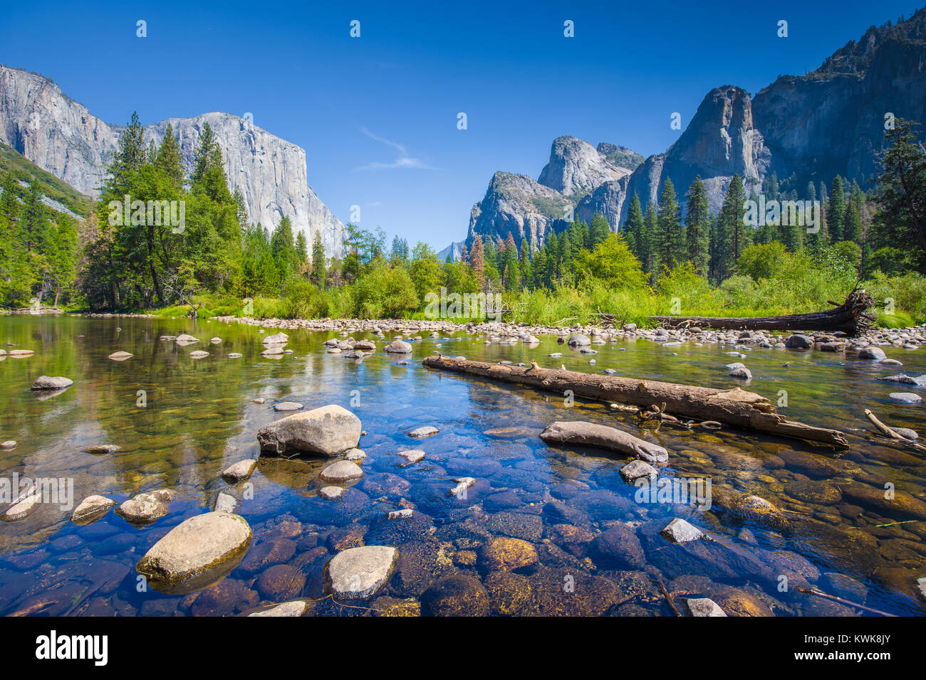 Vista clásica del pintoresco valle de Yosemite con Capitan de carril elevado famoso escalada cumbre y idílico río Merced en un día soleado de verano, California, EE.UU. Foto de stock