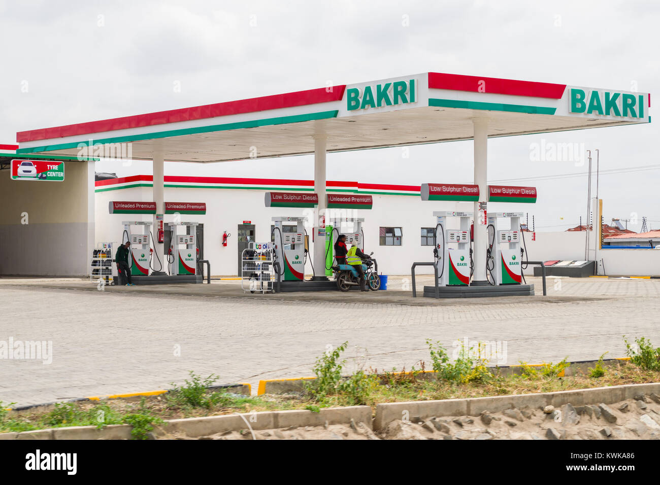 Bakri estación de combustible explanada con cliente y operadora con una de las bombas de gasolina, Kitengela, Kenia, África Oriental Foto de stock