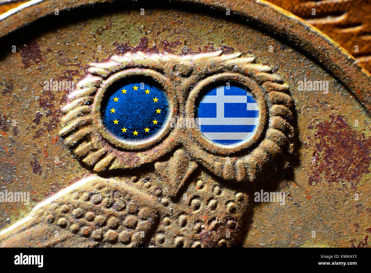 Moneda drachm griego con banderas de la Unión Europea y Grecia, Griechische Drachme-M?nze mit von Fahnen und UE Griechenland Foto de stock