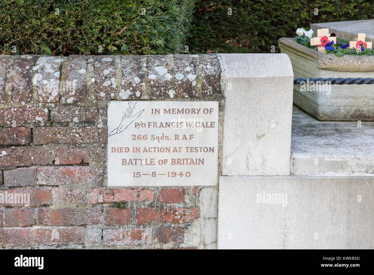 Monumento de piedra a escala Officerr piloto, un australiano miembro del 266 Escuadrón, quien fue muerto en acción, Teston, Kent, UK Foto de stock