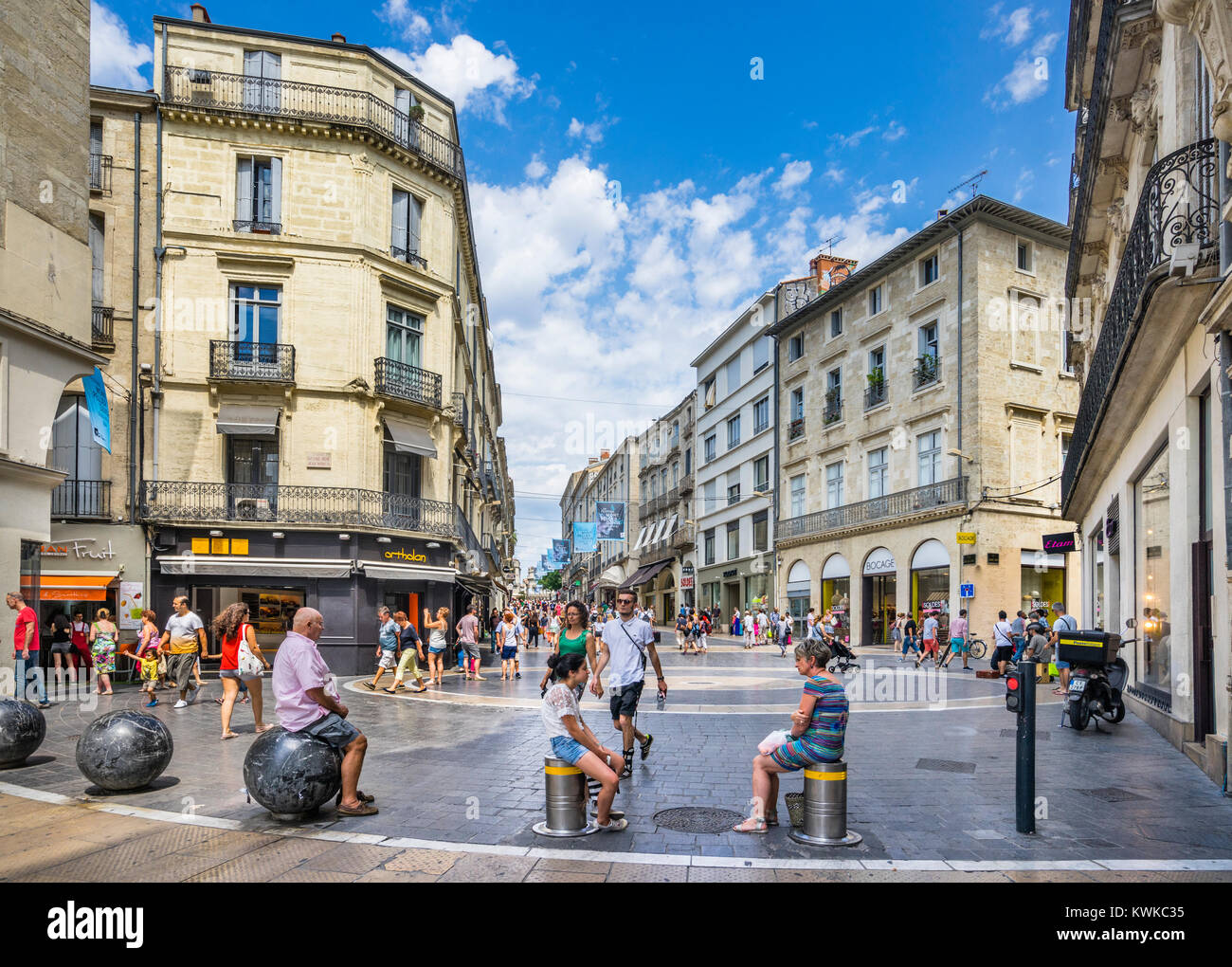 Francia, departamento de Hérault, Montpellier, ocupada en la Rue de la loge en el centro histórico de la ciudad es una importante arteria comercial e histórico Foto de stock