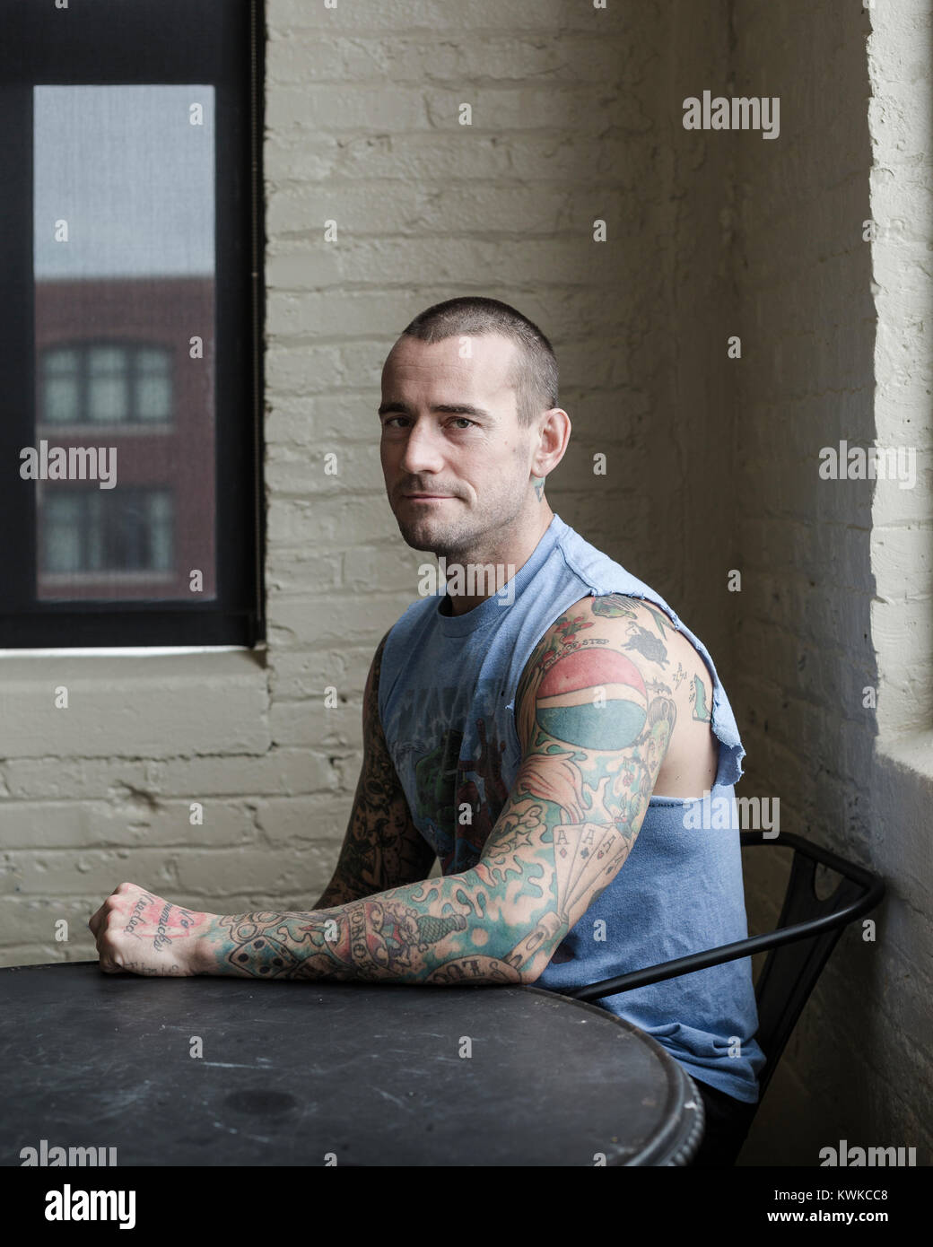 Un retrato de CM Punk, ex luchador de WWE, fotografiado en su apartamento. Foto de stock