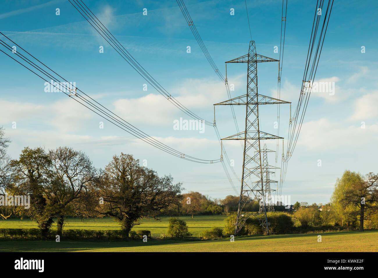 Una imagen de las líneas de electricidad transporte de energía a través de la campiña de Leicestershire, Inglaterra, Reino Unido. Foto de stock