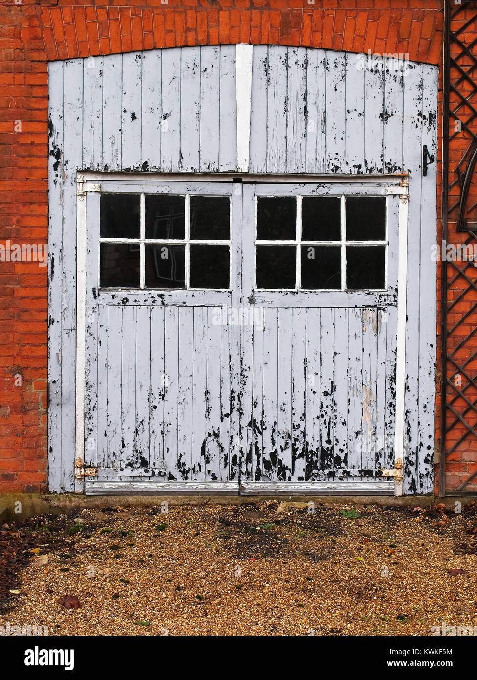 Puertas de garaje de madera fotografías e imágenes de alta resolución -  Alamy
