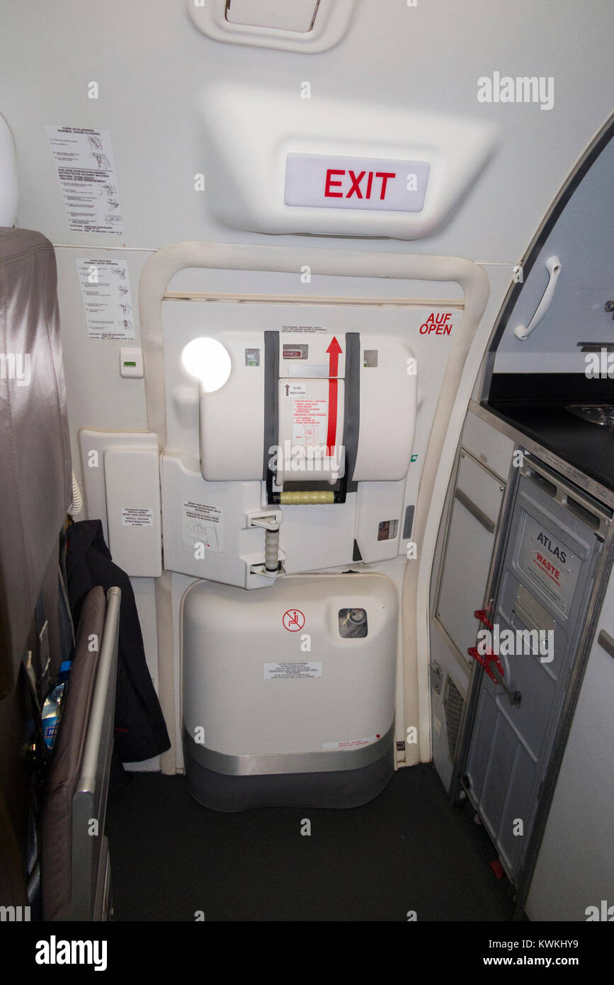 Puerta de emergencia avion fotografías e imágenes de alta resolución - Alamy