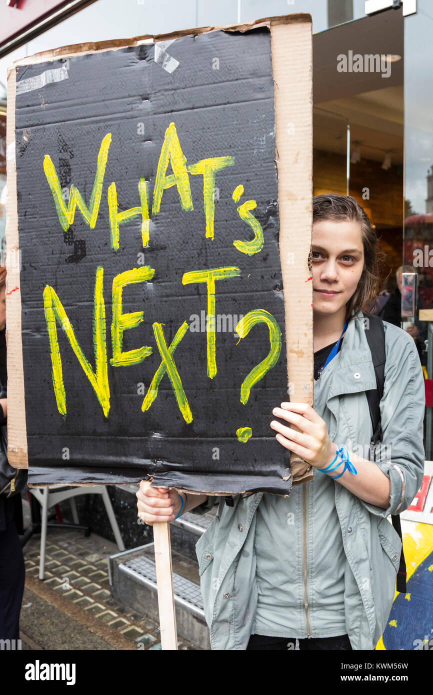 Mujer joven sosteniendo un cartel lo siguiente en un Anti-Brexit protesta en el centro de Londres Foto de stock