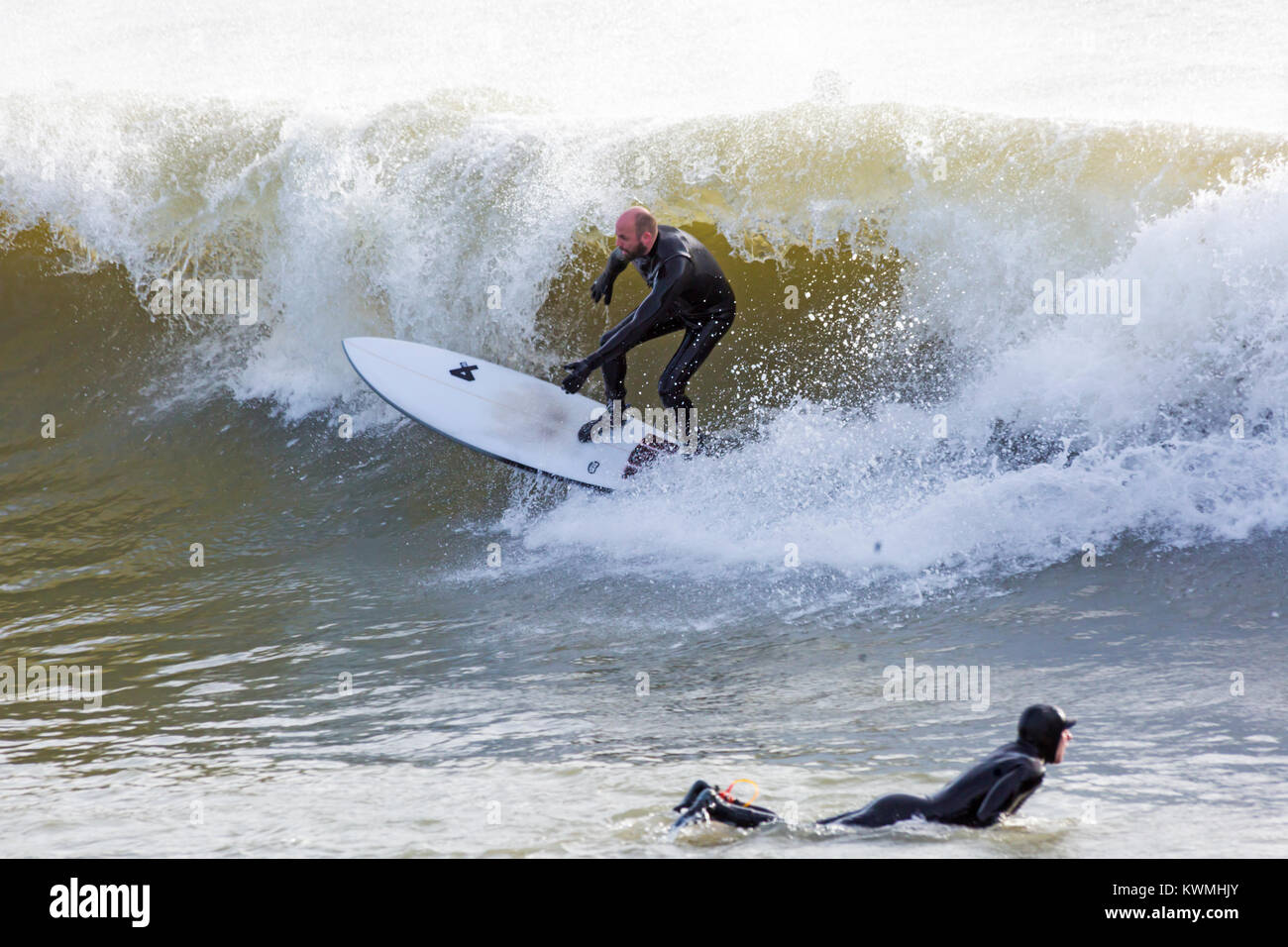 Bournemouth, Dorset, Inglaterra. El 4 de enero, 2018. El clima del REINO UNIDO: surfer montando una onda disfrutando del surf en un día ventoso en Bournemouth beach, los surfistas hacen la mayoría de las condiciones de viento y olas grandes. Crédito: Carolyn Jenkins/Alamy Live News Foto de stock