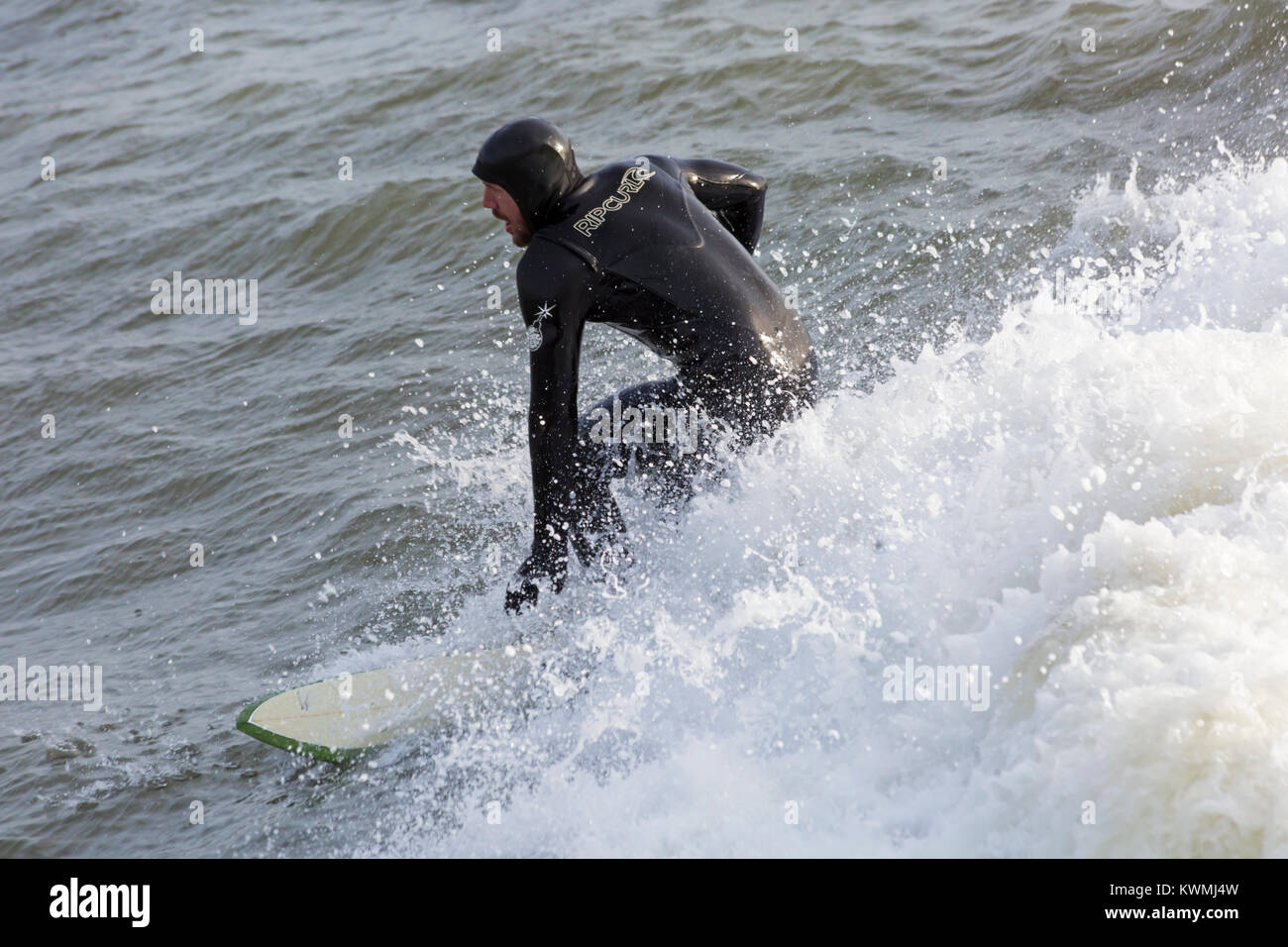 Bournemouth, Dorset, Inglaterra. El 4 de enero, 2018. El clima del REINO UNIDO: surfer montando una onda disfrutando del surf en un día ventoso en Bournemouth beach, los surfistas hacen la mayoría de las condiciones de viento y olas grandes. Crédito: Carolyn Jenkins/Alamy Live News Foto de stock