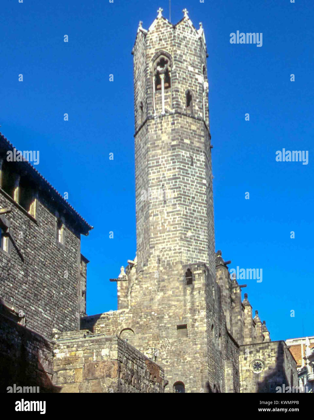 Barcelona, Cataluña, España. El 4 de enero, 2018. El único campanario octogonal, que tiene la forma de una corona, del siglo xiv, la Capilla Real de Santa Águeda del Palacio Real (Palau Royale principales) en el Barrio Gótico (Barri Gòtic) de Barcelona, un importante destino turístico con un rico patrimonio cultural. Crédito: Arnold Drapkin/Zuma alambre/Alamy Live News Foto de stock