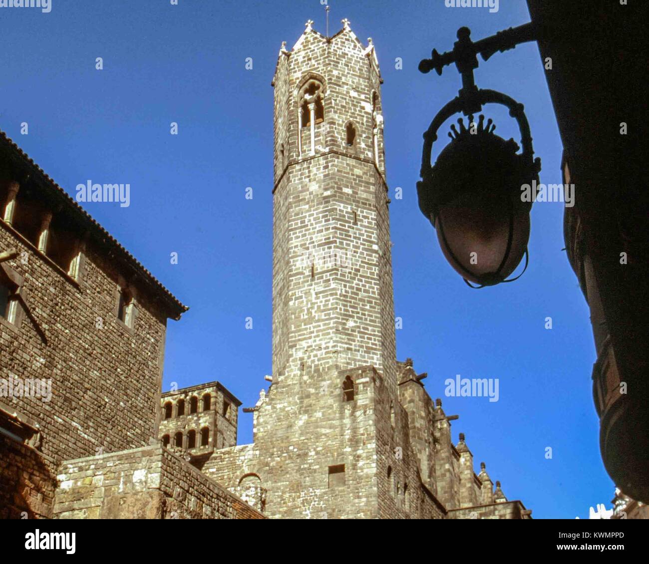 Barcelona, Cataluña, España. 19 Oct, 2004. El único campanario octogonal, que tiene la forma de una corona, del siglo xiv, la Capilla Real de Santa Águeda del Palacio Real (Palau Royale principales) en el Barrio Gótico (Barri Gòtic) de Barcelona, un importante destino turístico con un rico patrimonio cultural. Crédito: Arnold Drapkin/Zuma alambre/Alamy Live News Foto de stock