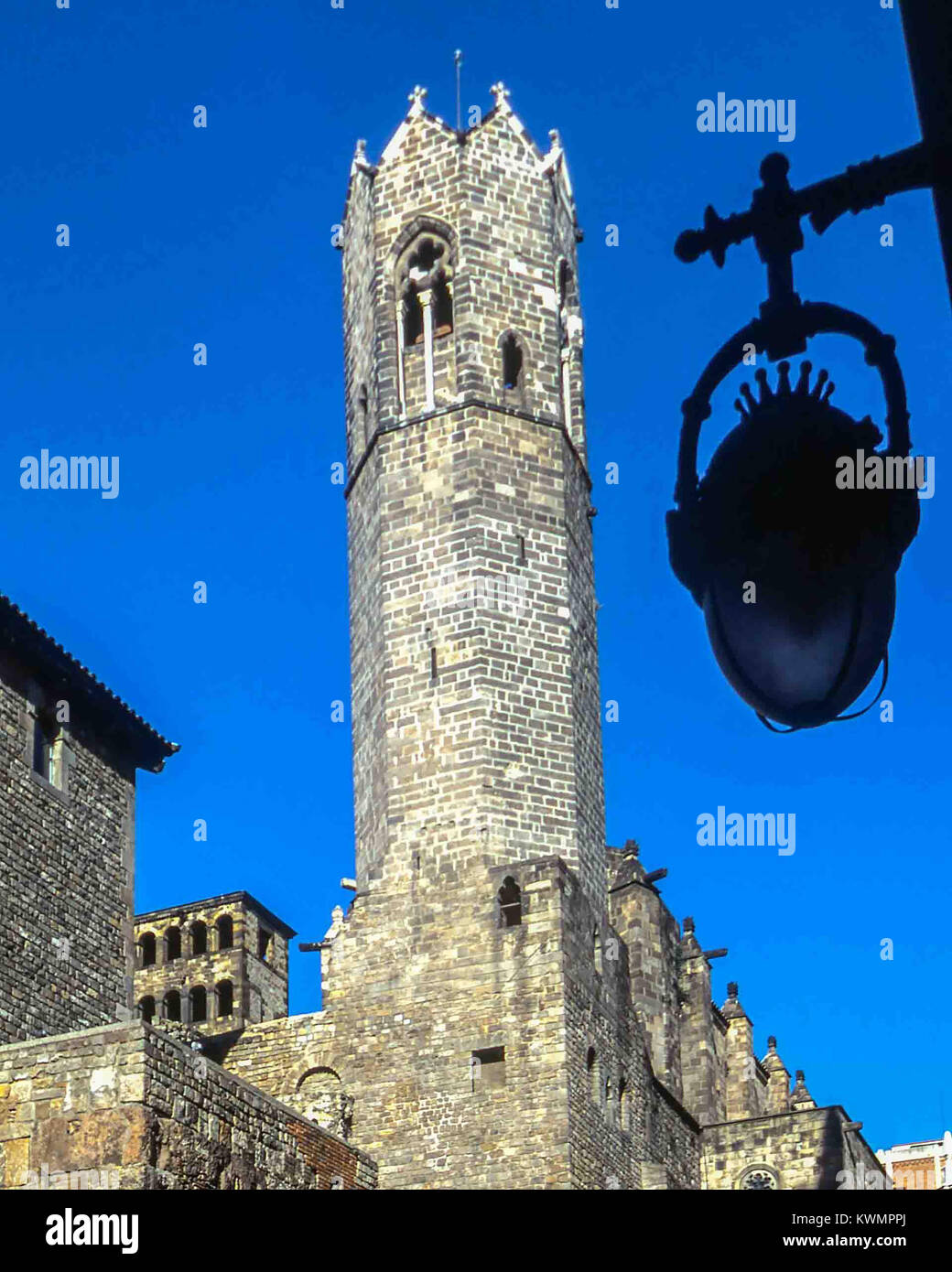 Barcelona, Cataluña, España. El 4 de enero, 2018. El único campanario octogonal, que tiene la forma de una corona, del siglo xiv, la Capilla Real de Santa Águeda del Palacio Real (Palau Royale principales) en el Barrio Gótico (Barri Gòtic) de Barcelona, un importante destino turístico con un rico patrimonio cultural. Crédito: Arnold Drapkin/Zuma alambre/Alamy Live News Foto de stock