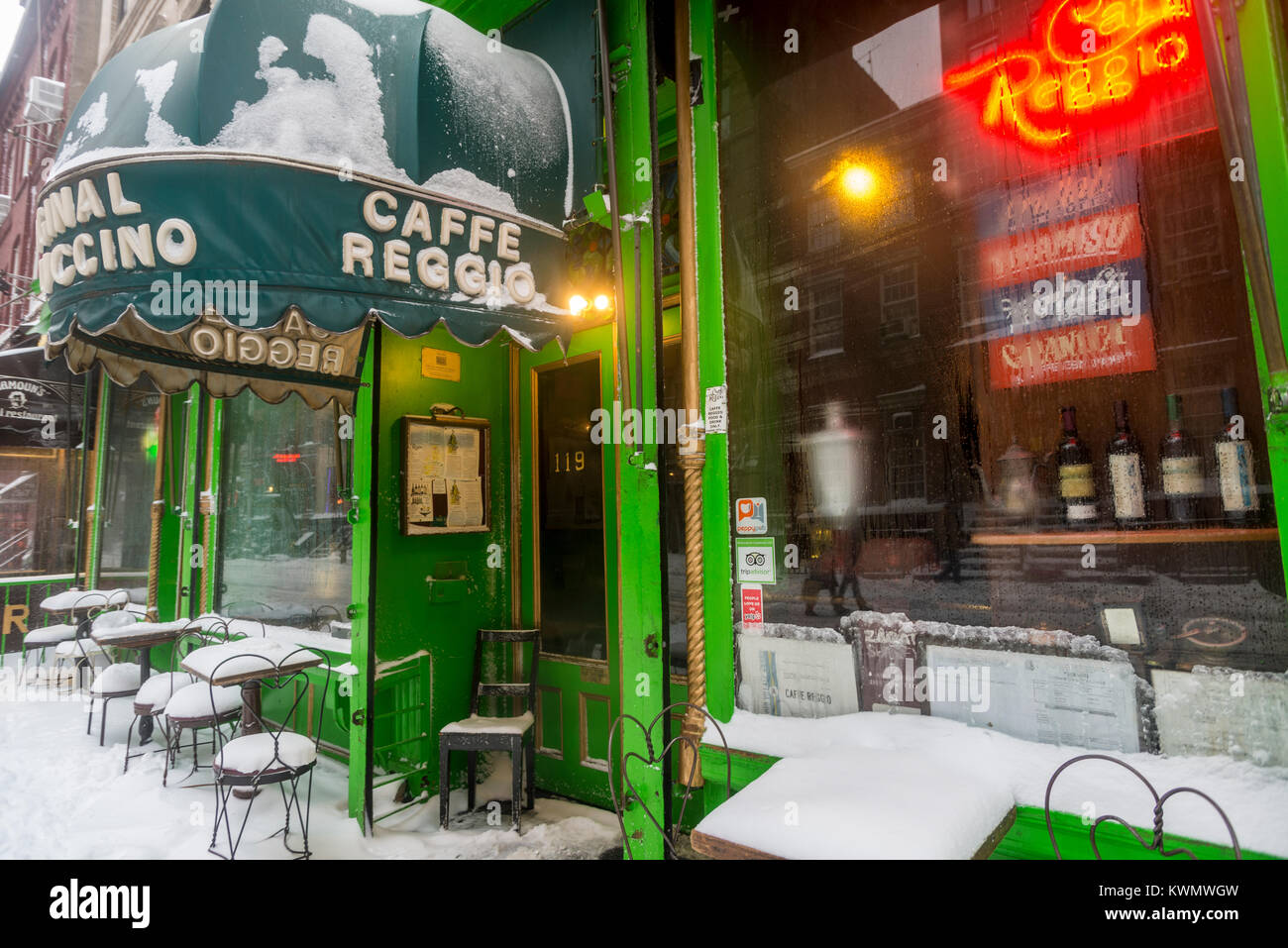 Nueva York, Estados Unidos. El 4 de enero, 2018. Los neoyorquinos llevará a través de la primera tormenta de nieve de 2018. La inusual tormenta, llamado 'bomba' Ciclón cubrió la parte oriental de los Estados Unidos, desde Florida hasta el noreste y se intensificó el miércoles. Se espera que sea uno de los más fuertes tormentas en la historia de los Estados Unidos. Crédito: ©Stacy Walsh Rosenstock/Alamy Live News Foto de stock