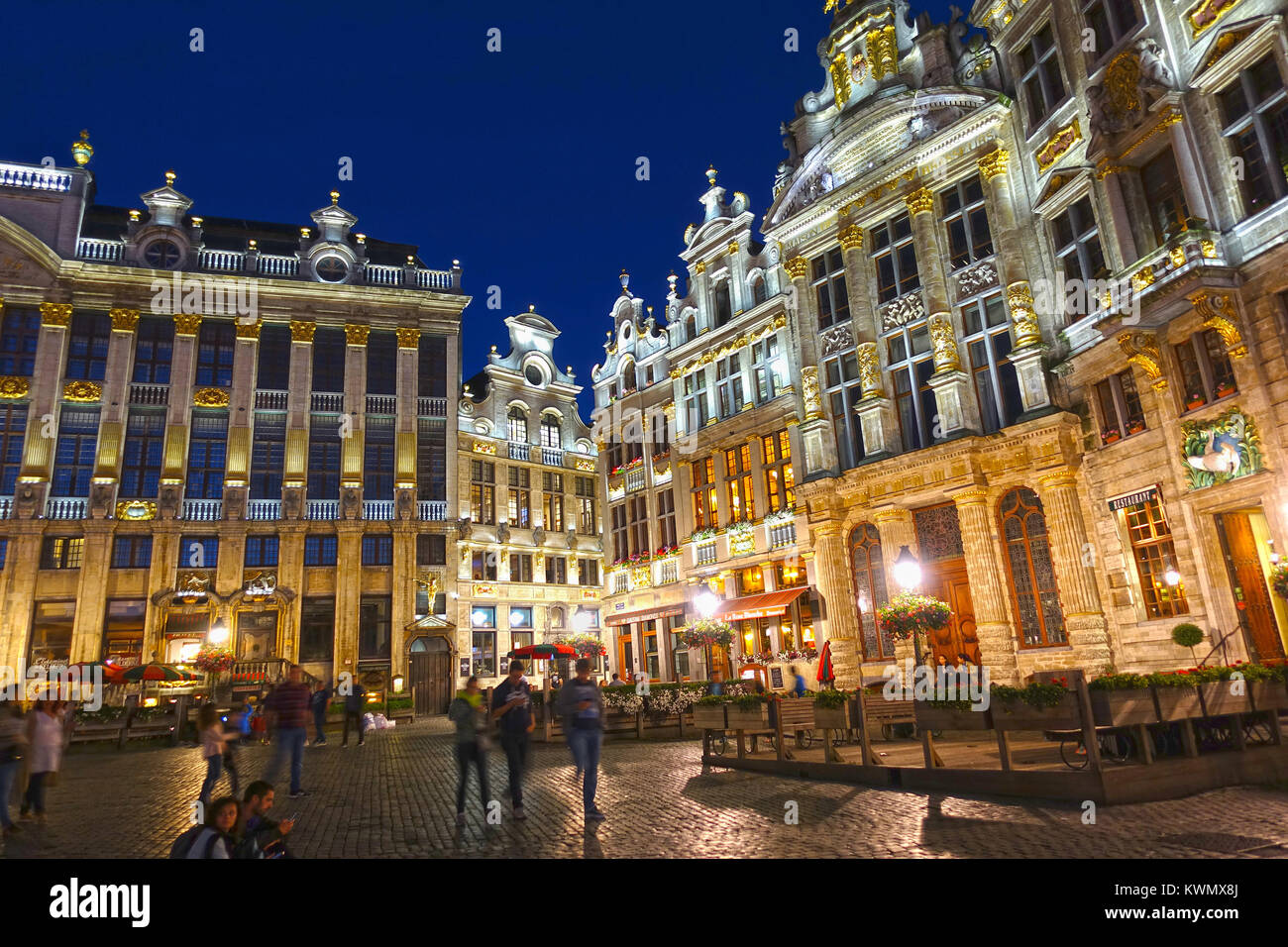 Bruselas, Bélgica - 4 de agosto de 2016: Los turistas en la Grand Place (Grote Markt) en Bruselas, Bélgica. El lugar central en Bruselas, Patrimonio Mundial de la UNESCO. Foto de stock