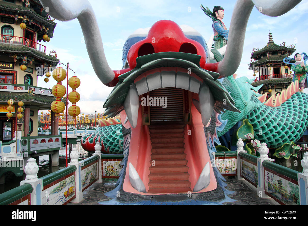 Dragon in amusement park fotografías e imágenes de alta resolución - Alamy