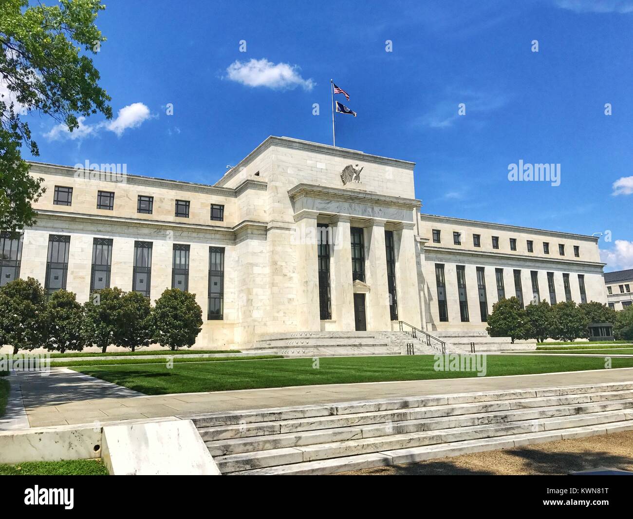 La fachada del edificio S Marriner Eccles de la Reserva Federal de Estados Unidos, la agencia del gobierno federal responsable de definir la política monetaria de los Estados Unidos, así como la determinación de las tasas de interés, Washington, DC, 24 de julio de 2017. Foto de stock