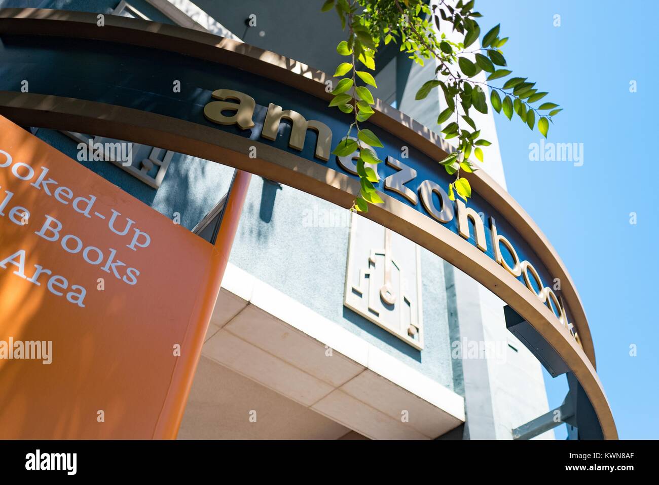 Primer plano de señalización para un nuevo Amazon Libros tienda física en  Santana Row, un exclusivo centro comercial en Silicon Valley, la ciudad de  San José, California, 21 de julio de 2017