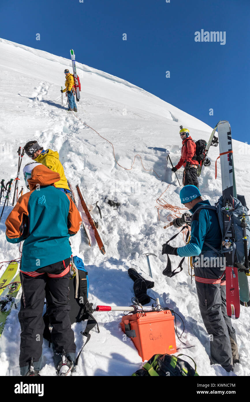 Esquí alpinistas fichado juntos por la seguridad; los esquís en las  cajetillas; crampones botas para ascender; Isla Nansen; La Antártida  Fotografía de stock - Alamy