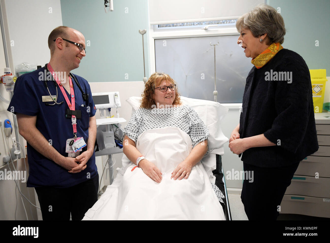 El Primer Ministro puede Teresa habla al paciente Sandra Dunn como ella visita Frimley Park Hospital cerca de Camberley en Surrey. Foto de stock