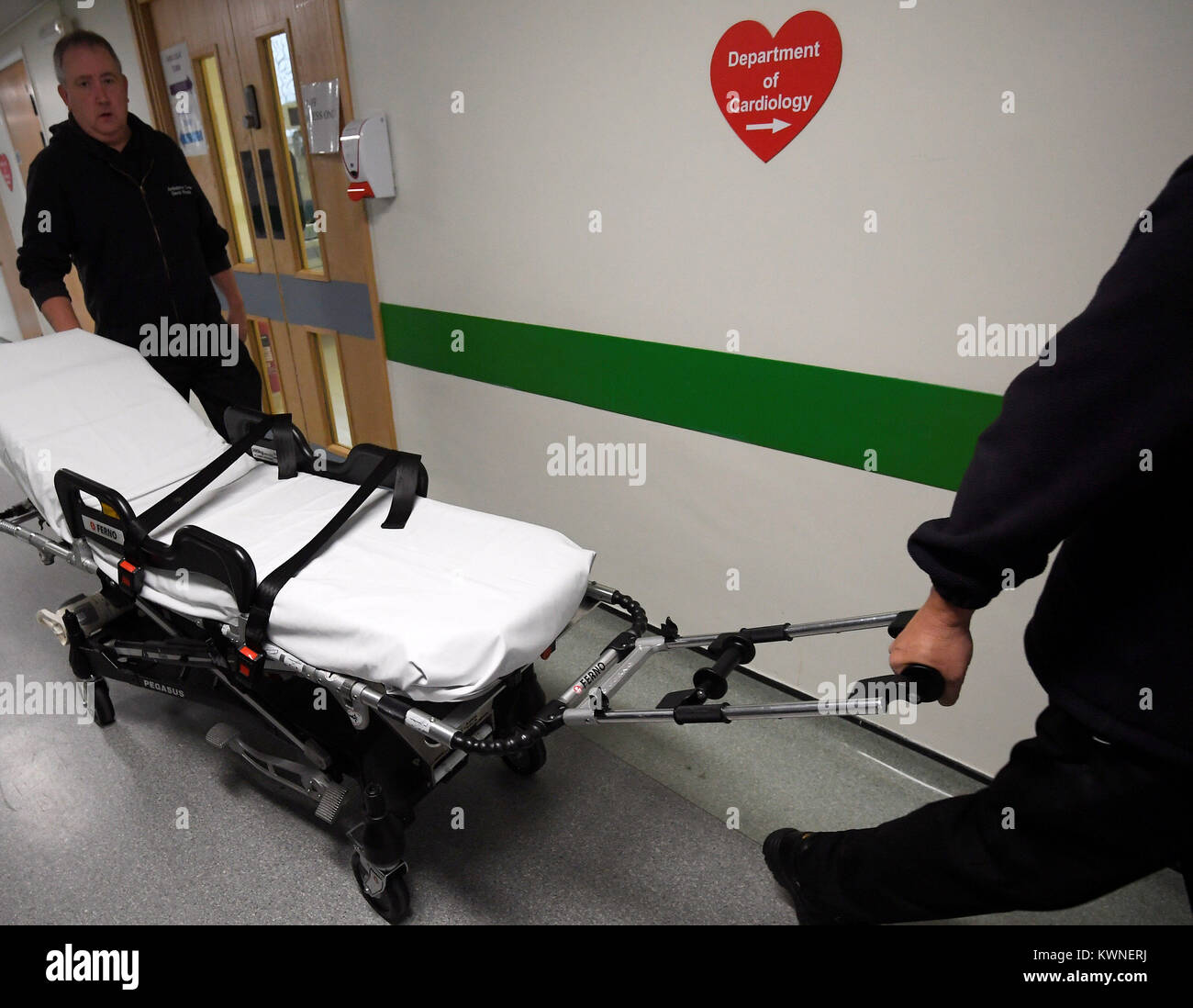 El Gurney es empujado hacia abajo un corredor en el Frimley Park Hospital cerca de Camberley en Surrey, que fue visitado por el Primer Ministro Teresa de mayo. Foto de stock