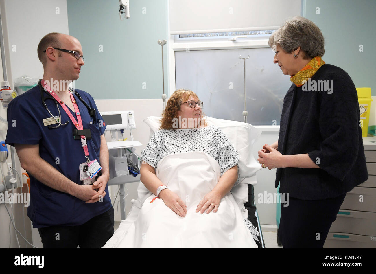 El Primer Ministro puede Teresa habla al paciente Sandra Dunn como ella visita Frimley Park Hospital cerca de Camberley en Surrey. Foto de stock