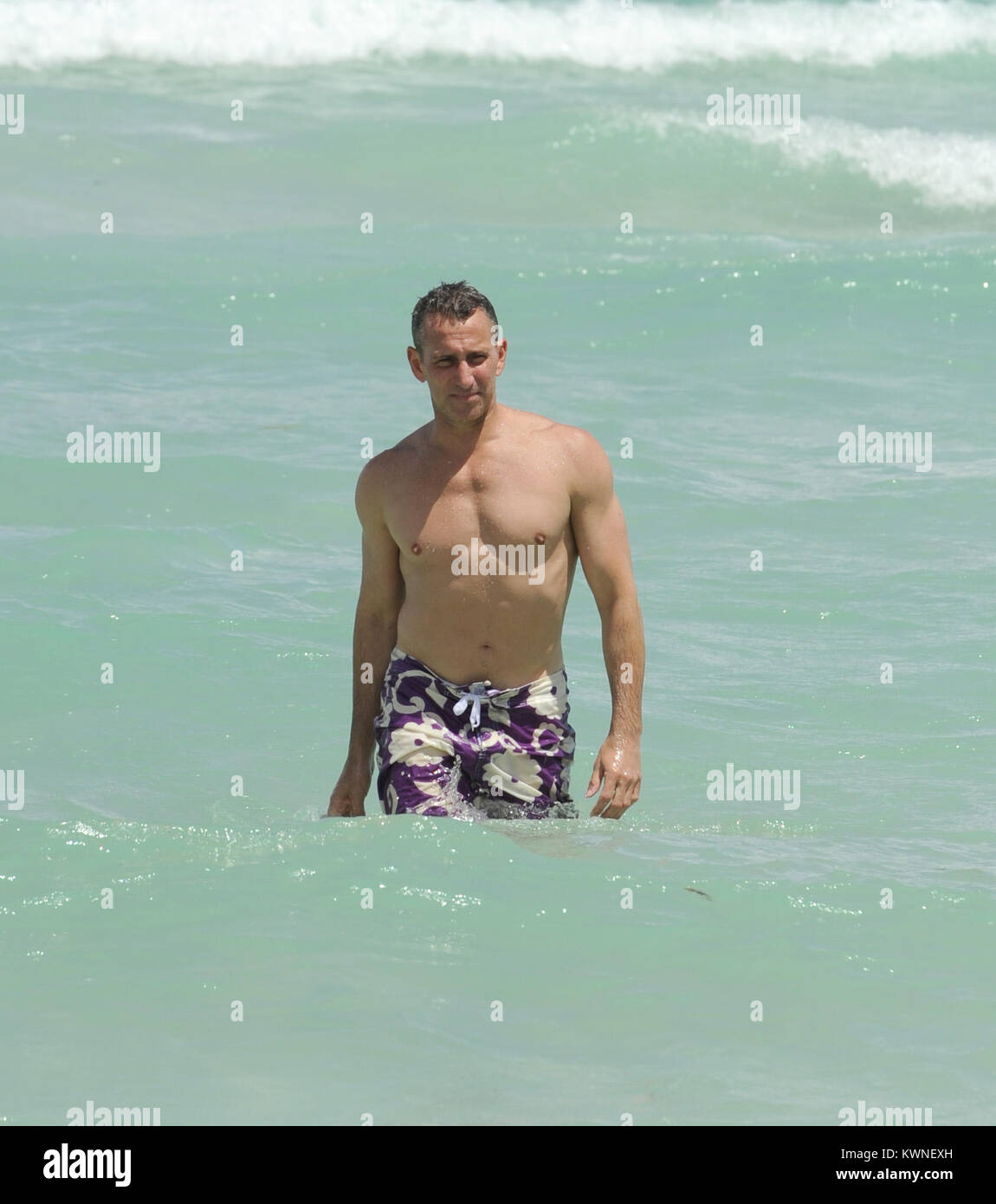 MIAMI BEACH, FL - Mayo 01: (Cobertura Exclusiva) Adam Shankman al Director  de la nueva película de roca de los siglos mirando a Tom Cruise fue visto  tomando un baño en el