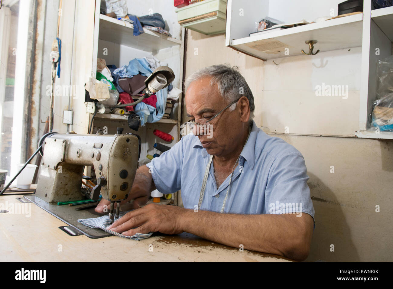 Adaptar el trabajo con una máquina de coser Foto de stock