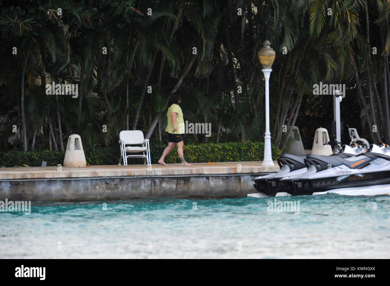MIAMI BEACH, FL - Junio 11: (Cobertura Exclusiva) Rosie O'Donnell  (vistiendo sin maquillaje y una venda sobre su pie.) disfruta de su día  como ella se sienta en su dock texting desde