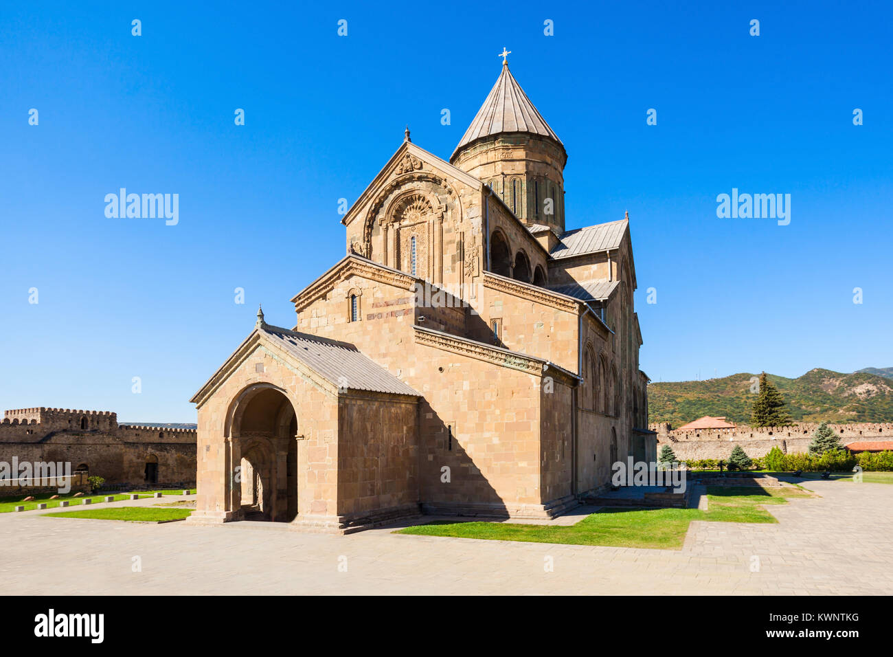 La Catedral de Svetitskhoveli es una catedral ortodoxa georgiana situada en Mtskheta, Georgia Foto de stock